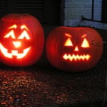 2-lit-halloween-pumkins-1258876